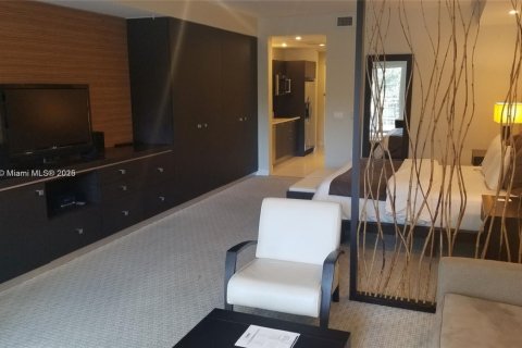 Купить кондоминиум в Дорал, Флорида 1 спальня, 65.5м2, № 1978487 - фото 4