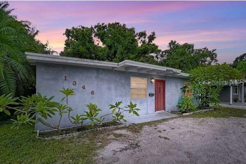 House in Saint Petersburg, Florida 3 bedrooms, 127.46 sq.m. № 1903644 - photo 1
