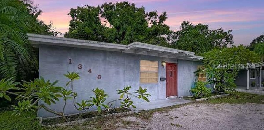 House in Saint Petersburg, Florida 3 bedrooms, 127.46 sq.m. № 1903644