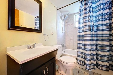 House in Saint Petersburg, Florida 3 bedrooms, 127.46 sq.m. № 1903644 - photo 6