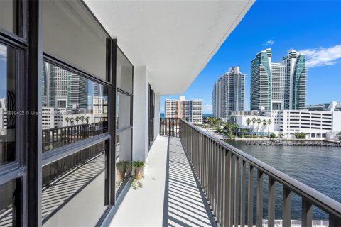 Condo in Hallandale Beach, Florida, 3 bedrooms  № 1941300 - photo 23