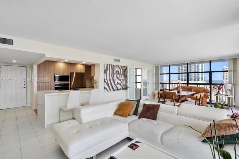 Condo in Hallandale Beach, Florida, 3 bedrooms  № 1941300 - photo 11