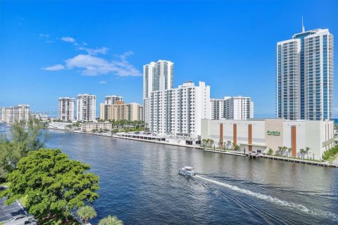 Condo in Hallandale Beach, Florida, 3 bedrooms  № 1941300 - photo 12