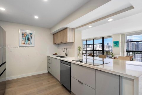 Condo in Hallandale Beach, Florida, 3 bedrooms  № 1941300 - photo 7