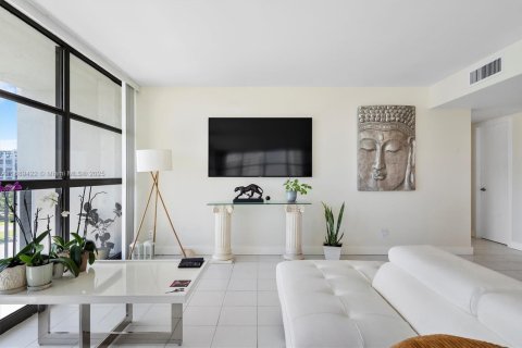 Condo in Hallandale Beach, Florida, 3 bedrooms  № 1941300 - photo 21