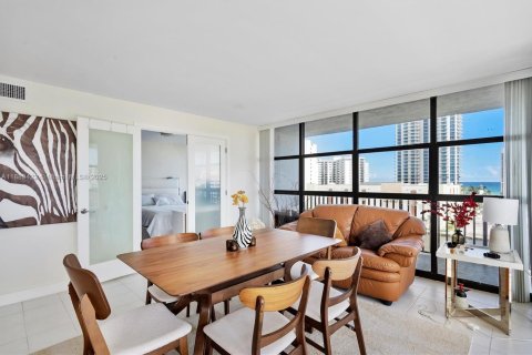 Condo in Hallandale Beach, Florida, 3 bedrooms  № 1941300 - photo 16