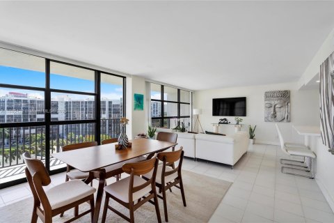 Condo in Hallandale Beach, Florida, 3 bedrooms  № 1941300 - photo 17