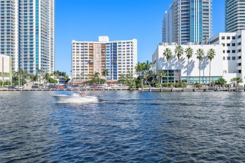 Condo in Hallandale Beach, Florida, 3 bedrooms  № 1941300 - photo 15