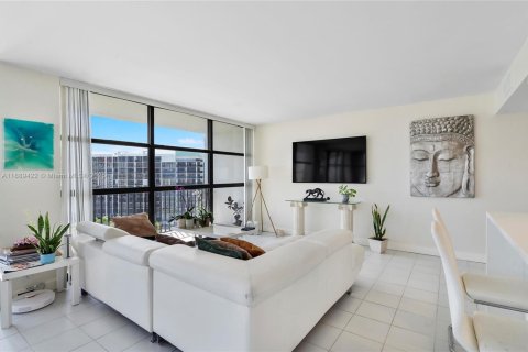 Condo in Hallandale Beach, Florida, 3 bedrooms  № 1941300 - photo 20