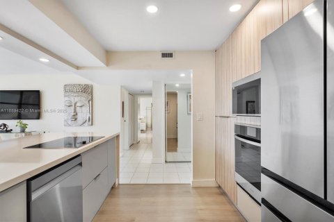 Condo in Hallandale Beach, Florida, 3 bedrooms  № 1941300 - photo 6