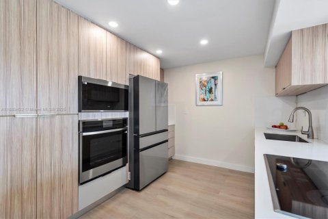Condo in Hallandale Beach, Florida, 3 bedrooms  № 1941300 - photo 9