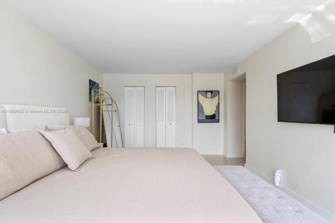 Condo in Hallandale Beach, Florida, 3 bedrooms  № 1941300 - photo 25