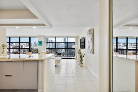 Condo in Hallandale Beach, Florida, 3 bedrooms  № 1941300 - photo 4