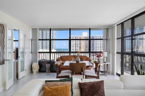 Condo in Hallandale Beach, Florida, 3 bedrooms  № 1941300 - photo 19