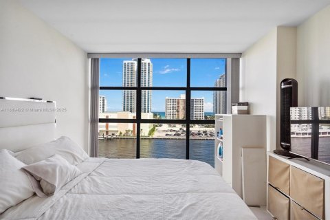 Condo in Hallandale Beach, Florida, 3 bedrooms  № 1941300 - photo 29