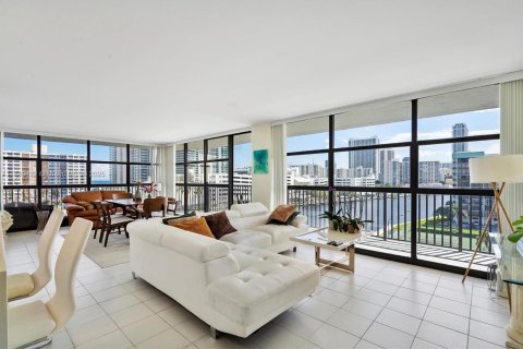 Condo in Hallandale Beach, Florida, 3 bedrooms  № 1941300 - photo 13