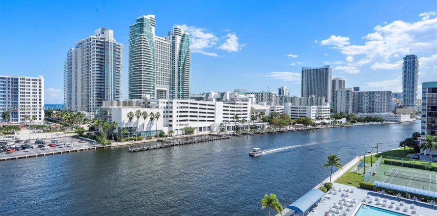 Condo in Hallandale Beach, Florida, 3 bedrooms  № 1941300
