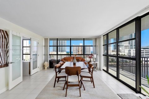 Condo in Hallandale Beach, Florida, 3 bedrooms  № 1941300 - photo 22