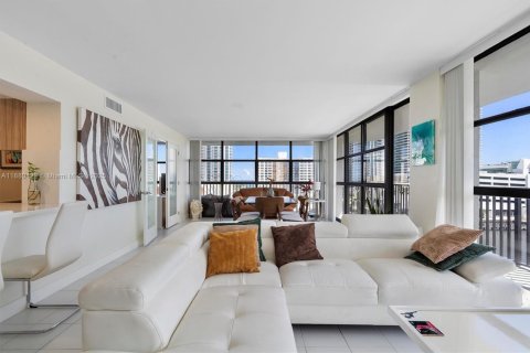 Condo in Hallandale Beach, Florida, 3 bedrooms  № 1941300 - photo 18