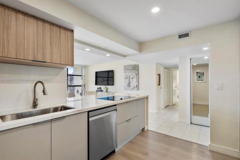 Condo in Hallandale Beach, Florida, 3 bedrooms  № 1941300 - photo 10