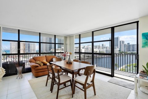 Condo in Hallandale Beach, Florida, 3 bedrooms  № 1941300 - photo 14