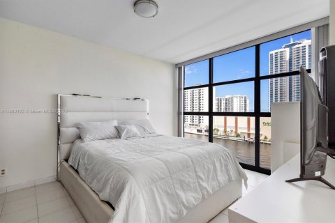 Condo in Hallandale Beach, Florida, 3 bedrooms  № 1941300 - photo 30