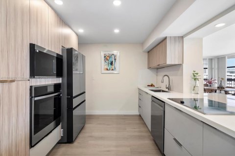 Condo in Hallandale Beach, Florida, 3 bedrooms  № 1941300 - photo 5