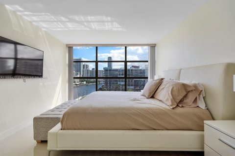 Condo in Hallandale Beach, Florida, 3 bedrooms  № 1941300 - photo 24