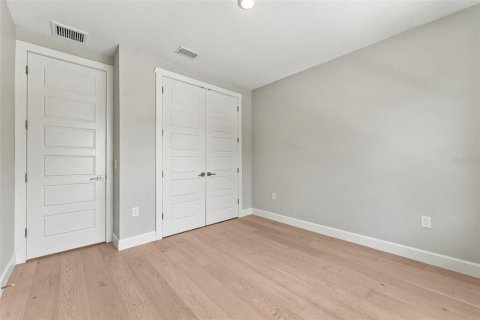 House in Tampa, Florida 4 bedrooms, 256.6 sq.m. № 2394107 - photo 16