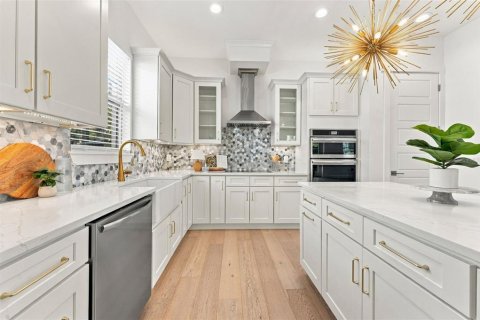 House in Tampa, Florida 4 bedrooms, 256.6 sq.m. № 2394107 - photo 5