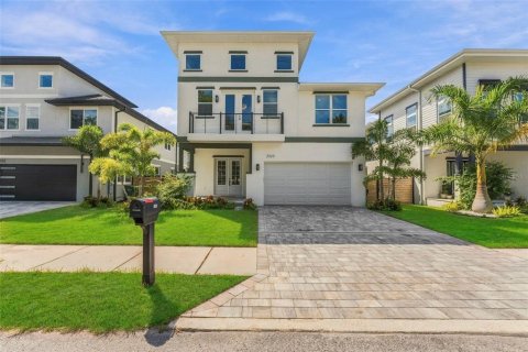 House in Tampa, Florida 4 bedrooms, 256.6 sq.m. № 2394107