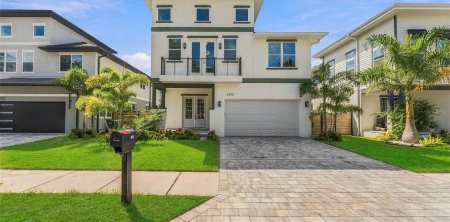 House in Tampa, Florida 4 bedrooms, 256.6 sq.m. № 2394107