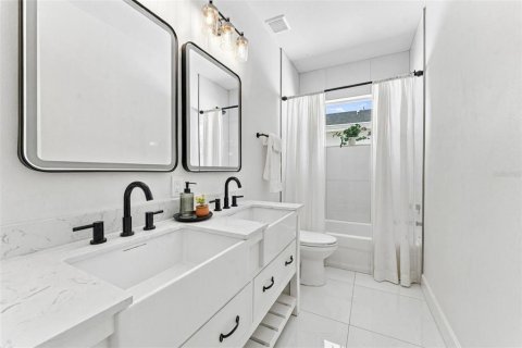 House in Tampa, Florida 4 bedrooms, 256.6 sq.m. № 2394107 - photo 15