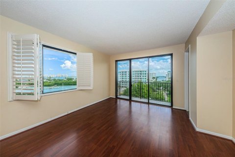 Condo in Belleair, Florida, 2 bedrooms  № 1914444 - photo 17