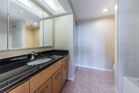 Condo in Belleair, Florida, 2 bedrooms  № 1914444 - photo 28