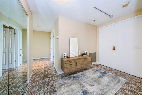 Condo in Belleair, Florida, 2 bedrooms  № 1914444 - photo 9