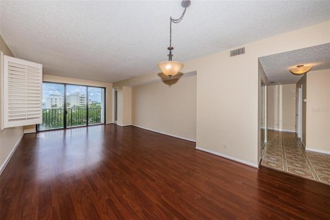 Condo in Belleair, Florida, 2 bedrooms  № 1914444 - photo 12