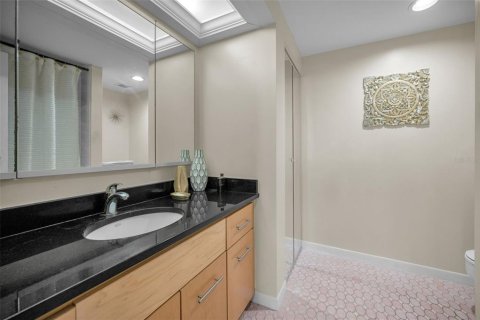 Condo in Belleair, Florida, 2 bedrooms  № 1914444 - photo 27