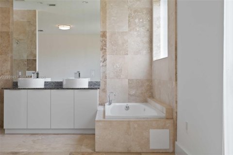 Townhouse in Miami, Florida 3 bedrooms, 175.21 sq.m. № 1994289 - photo 25