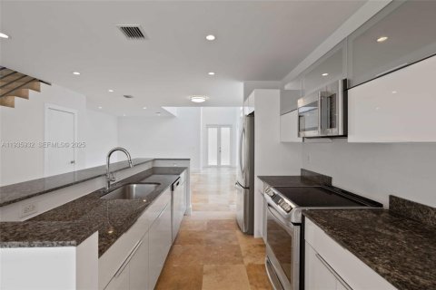 Townhouse in Miami, Florida 3 bedrooms, 175.21 sq.m. № 1994289 - photo 8