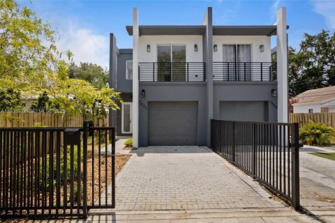 Townhouse in Miami, Florida 3 bedrooms, 175.21 sq.m. № 1994289 - photo 1