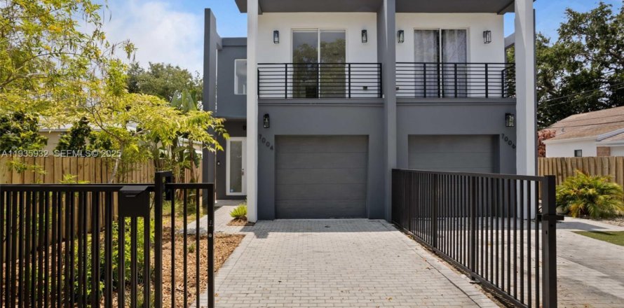 Townhouse in Miami, Florida 3 bedrooms, 175.21 sq.m. № 1994289