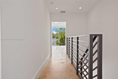 Townhouse in Miami, Florida 3 bedrooms, 175.21 sq.m. № 1994289 - photo 16