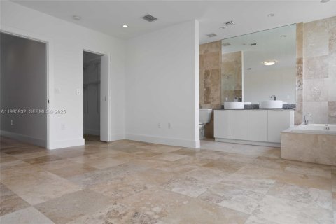 Townhouse in Miami, Florida 3 bedrooms, 175.21 sq.m. № 1994289 - photo 24
