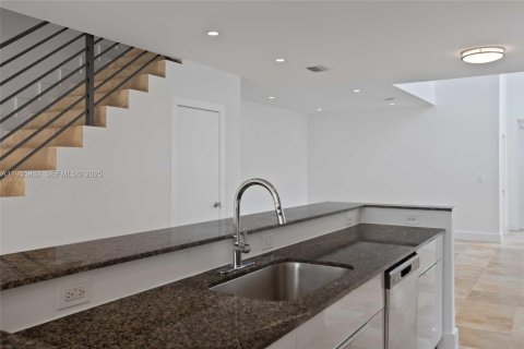 Townhouse in Miami, Florida 3 bedrooms, 175.21 sq.m. № 1994289 - photo 9