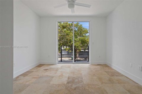Townhouse in Miami, Florida 3 bedrooms, 175.21 sq.m. № 1994289 - photo 18