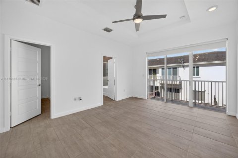 Townhouse in Miami, Florida 4 bedrooms, 183.85 sq.m. № 1927504 - photo 28