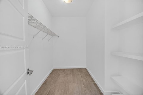 Townhouse in Miami, Florida 4 bedrooms, 183.85 sq.m. № 1927504 - photo 29