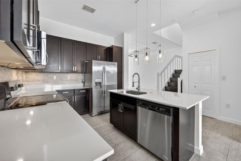 Townhouse in Miami, Florida 4 bedrooms, 183.85 sq.m. № 1927504 - photo 13