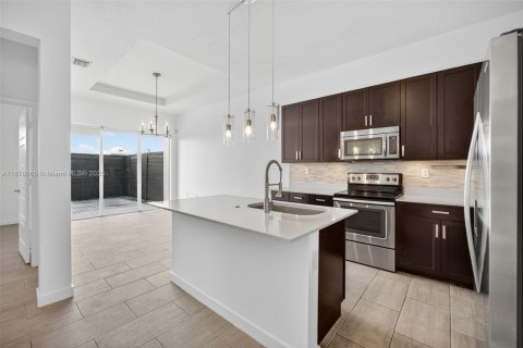Townhouse in Miami, Florida 4 bedrooms, 183.85 sq.m. № 1927504 - photo 10